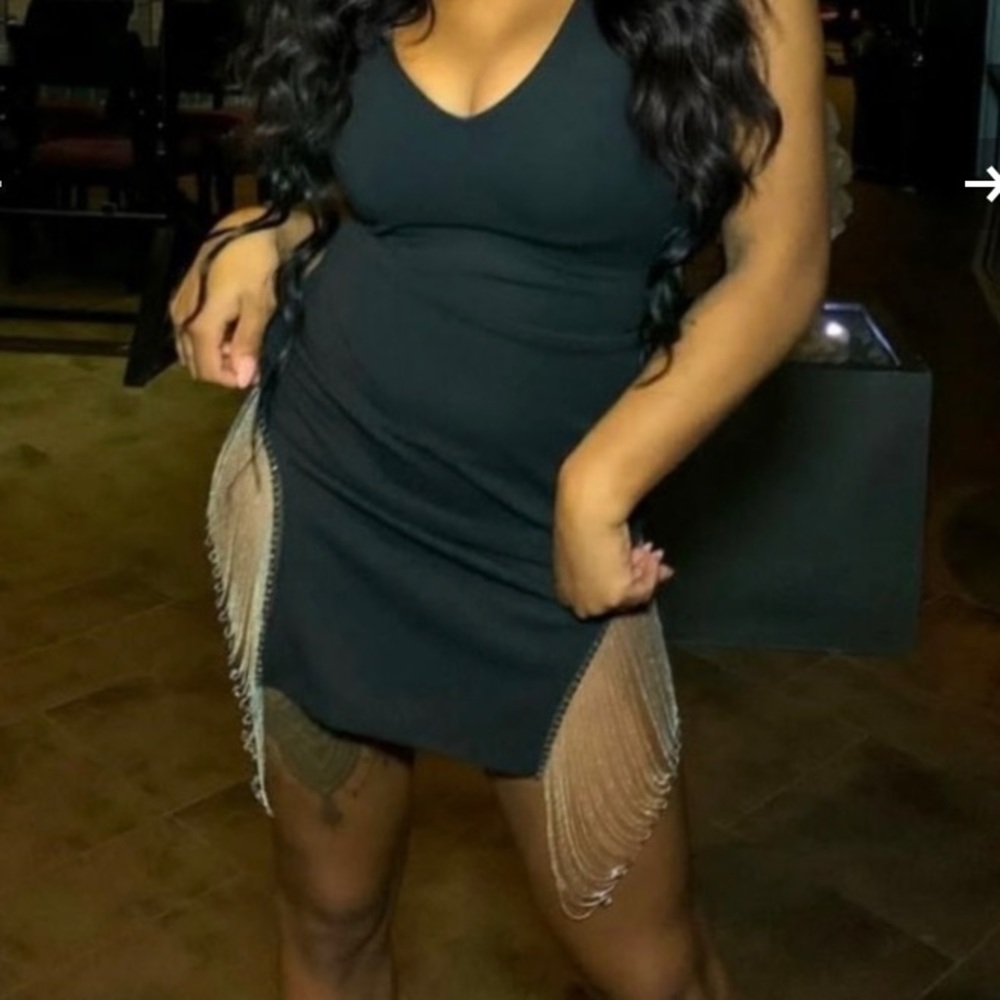 NWT Boutique Plunge front chain trimmed dress Size 6 and 8 - Picture 9 of 9